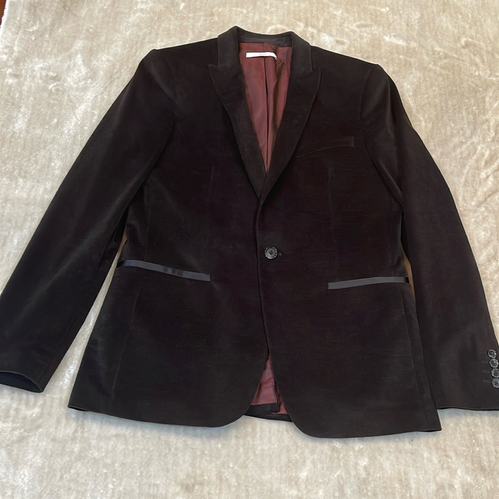 Calvin Klein Slim Fit black with satin trim single button maroon lining size M